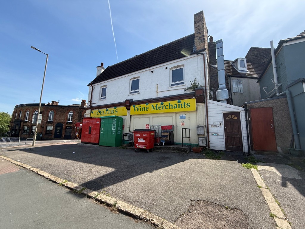 Lot: 104 - FREEHOLD BUILDING ARRANGED AS TWO FLATS ABOVE COMMERCIAL PREMISES SOLD ON LONG LEASE - Front elevation